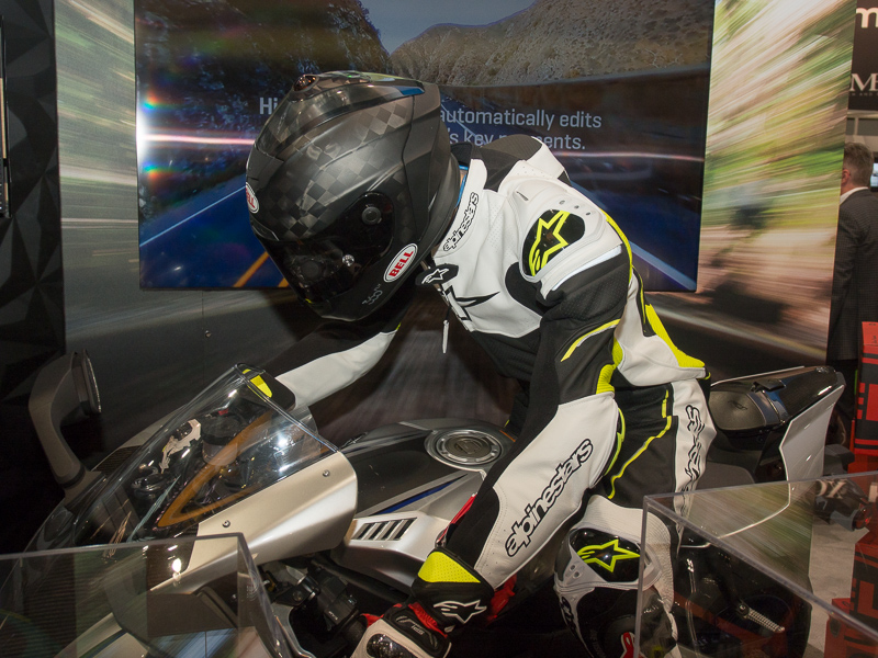 ヘルメットに内蔵された360fly