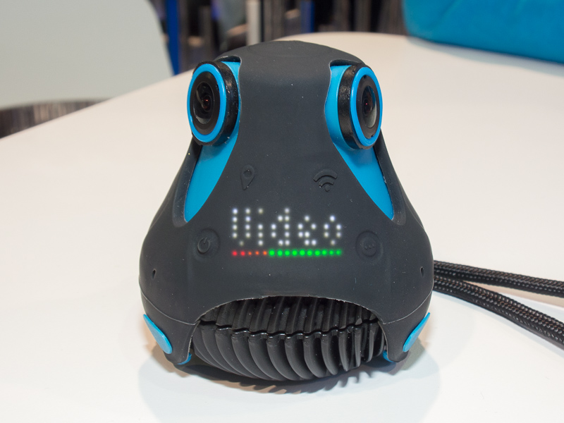 ドット表示のディスプレイがあり、現在のモードなどが確認できる。ボタンは周囲に4つあり、GPSを起動して現在位置を取得する、電源のオンオフ、無線LANのオンオフ、モード切替が可能