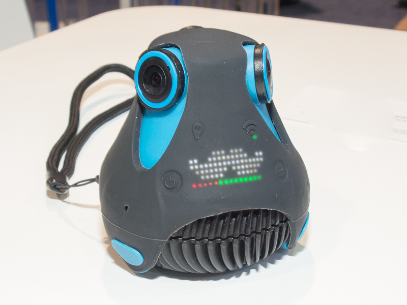 レンズが目に見えて、ちょっとキャラクターっぽい外観だと思っていたら、静止画とビデオの切り替え時にディスプレイに髭が表示されるという遊びも入っていて、メーカー側もキャラクターっぽいと考えていたようだ。ちなみに、静止画・動画の切り替えに少し時間がかかるため、その合間に表示しているそうだ