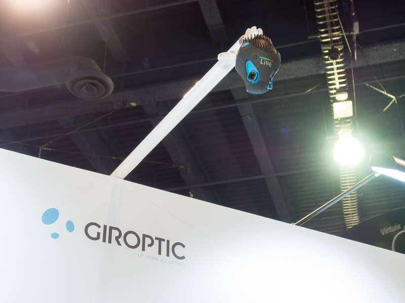 360Camをつり下げてリアルタイムの映像を流すデモ。Ethernetアダプターを使っているため、ワイヤレスだと混信しやすい場所でも安定した映像が送られる