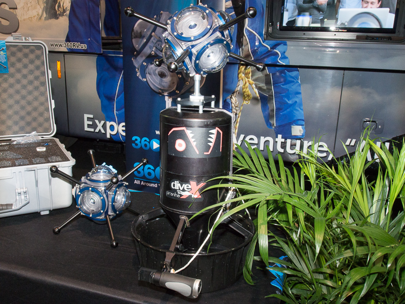 水中スクーターと組み合わせた展示も