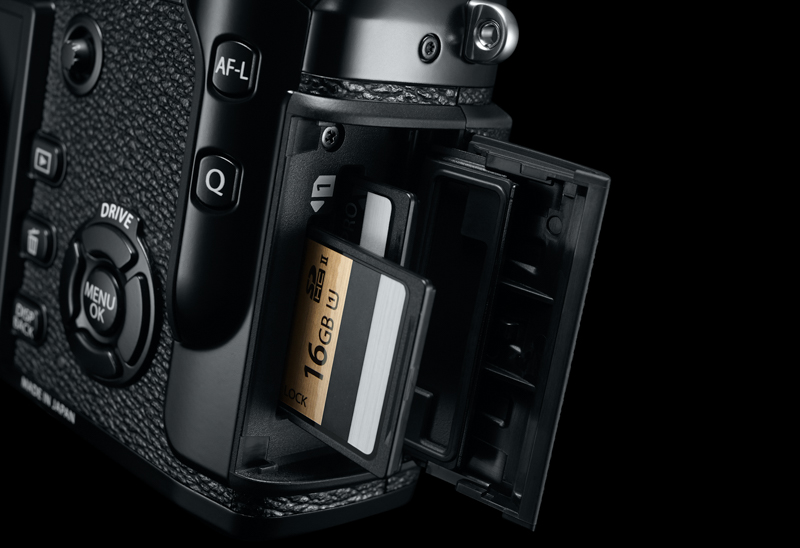 SDデュアルスロット。UHS-IIに対応する。