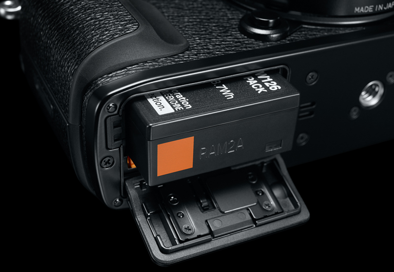 バッテリーはX-Pro1と変わらず。標準撮影枚数は約350枚。