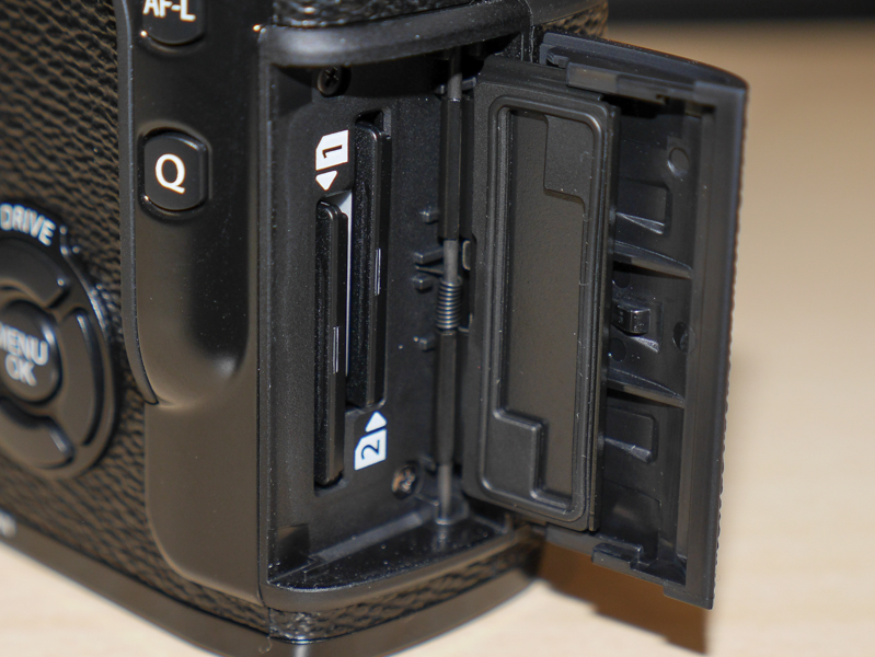 デュアルスロットを採用。1番はUHS-IIに対応する