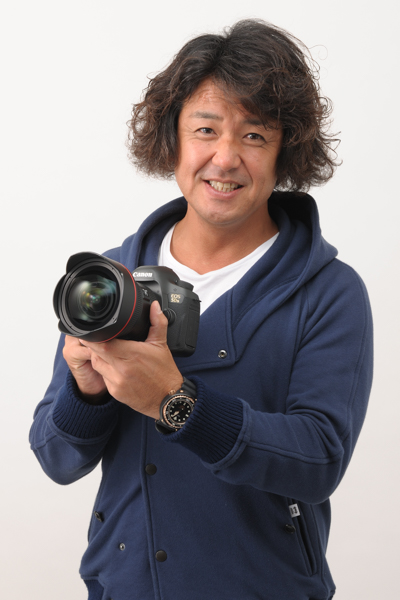 鍵井靖章さん。1971年、兵庫県生まれ。大学在学中に水中写真家・伊藤勝敏氏に師事する。1993年よりオーストラリア、伊豆、モルディブに拠点を移し、水中撮影に励む。1998年に帰国。フリーランスフォトグラファーとして独立。自然のリズムに寄り添い、生き物にできるだけストレスを与えないような撮影スタイルを心がける。約20年間、海の生き物に、出会い、ふられ、恋して、無視され、繋がり、勇気をもらい、そして子育ての方法などを教えてもらいながら、撮影を続けている。3.11以降は、岩手県の海を定期的に記録している。2013年、クレ・エ・フォト代表