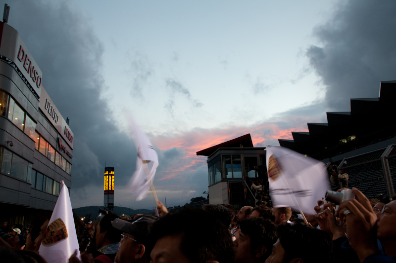 七海さん。「みんなお疲れさま!」6時間の長い戦いを終えた夕日の中の表彰式。ドライバーもチームスタッフもメディア関係者も観客もサーキットも、みんなお疲れさまでした!