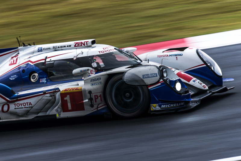 キドサキさん。6時間耐久の過酷なレースでTOYOYA TS040ハイブリッド1号車が超高速でダンロップから駆け上がっていくところを捉えました