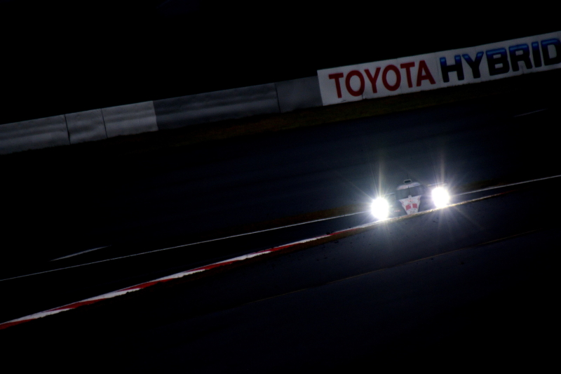 マーク12さん。100Rを駆け上がってくるTOYOTA TS040 HYBRIDを看板と共に捉えてみました