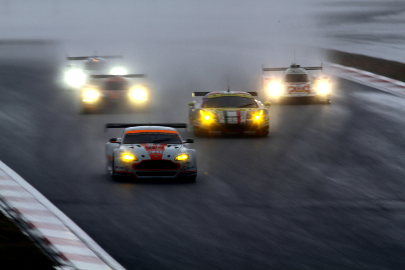 ぎんろうさん。「Warp」。ウォータースクリーンから飛び出してくるように見える各カテゴリーの車両の一団をアドバンコーナーで1/20のシャッタースピードで撮影してみました