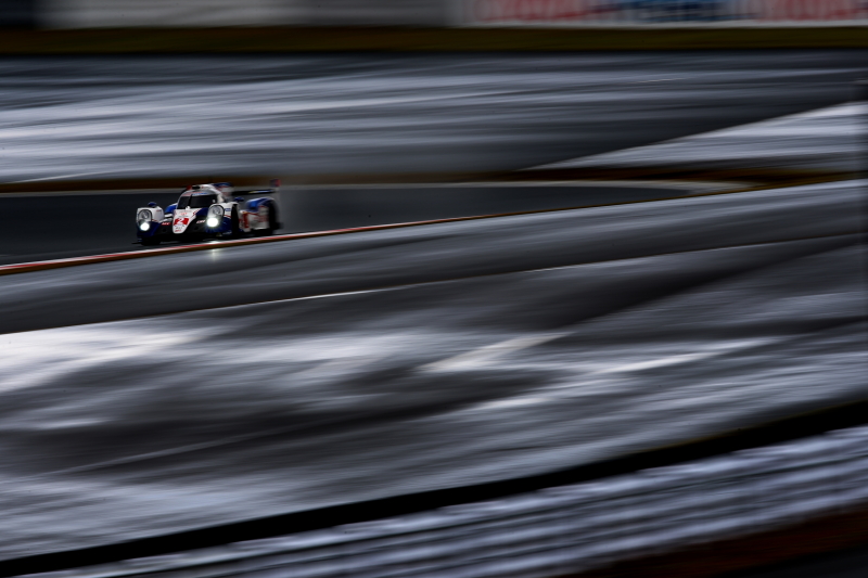 はねちゃんさん。「孤独」。雨上がり、エスケープゾーンの水溜りに光が差し込んでいたのでスローシャッターで