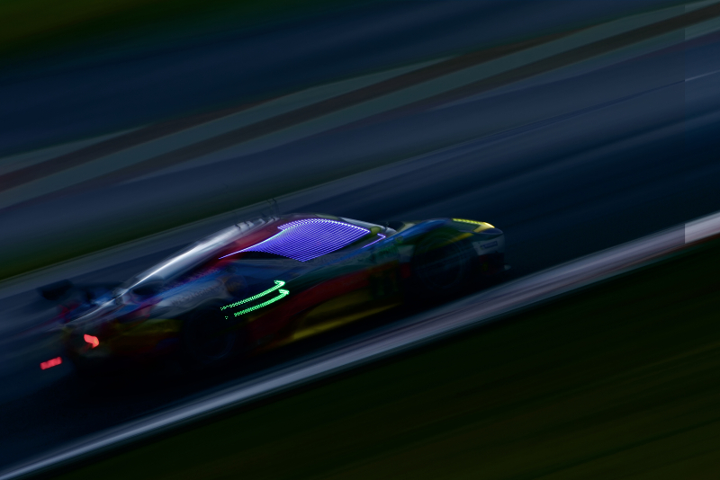 清水敏行さん。CurtainWindow。マシンが近くで横から撮れる富士スピードウェイのダンロップコーナーで撮影しました。ピラーのLEDが窓のカーテンのように見えるよう、スローシャッターで彗星流しをしました