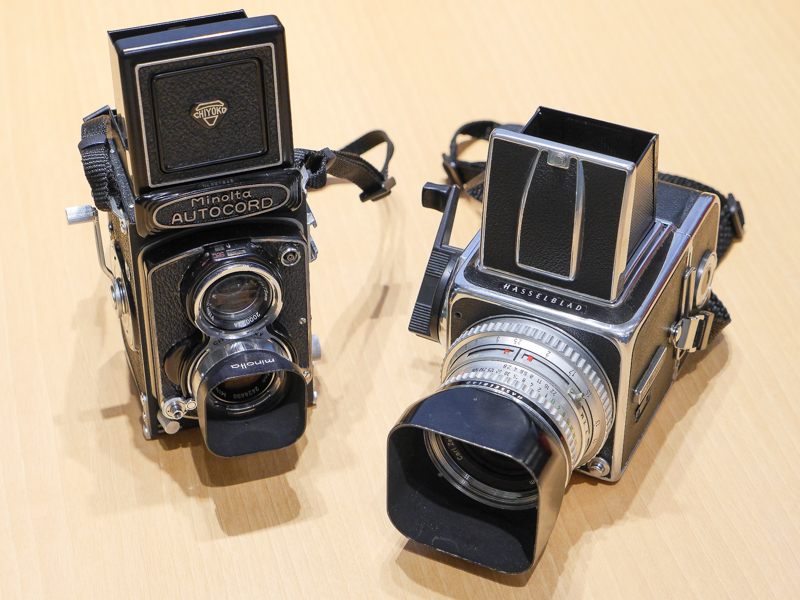 この2台は藤里さんのカメラ。右のハッセルブラッドは師匠の大倉舜二さんから譲り受けた物だ
