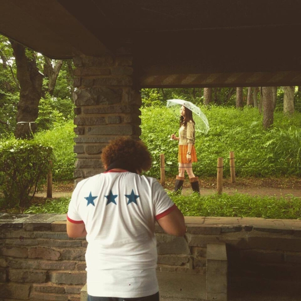 藤里さんもメンバーに混じってシャッターを切る