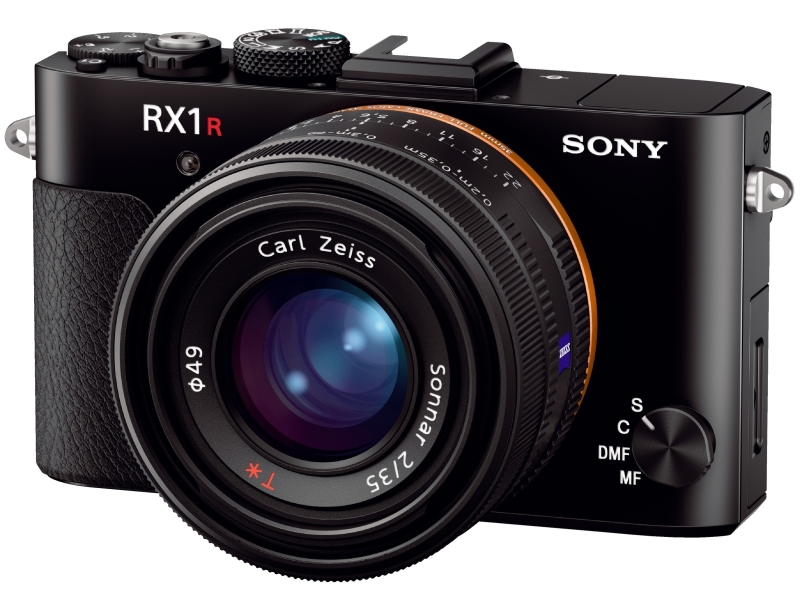 <strong class="">RX1R II</strong><br class="">イメージセンサー：35mmフルサイズ、有効約4,240万画素／開放F値：F2／背面液晶モニター：3型約123万ドットTFT／EVF：0.39型約236万ドット／測距点：399点（像面位相差AF）＋25点（コントラストAF）／ISO感度：100-25600（拡張でISO 50まで減感、ISO 102400まで増感）／Wi-Fi：搭載／大きさ：約113.3（W）× 65.4（H）× 72（D）mm／重さ：約507g（バッテリー、メモリーカード含む）
