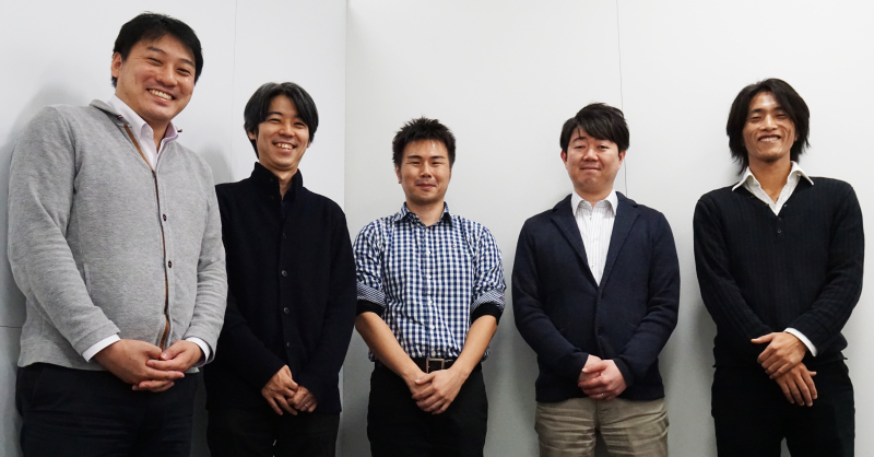 （写真左から）<br class="">前田喬行氏<br class="">ソニー株式会社 デジタルイメージング事業本部 商品設計部門 PF設計部 3課<br class=""><br class="">関健三郎氏<br class="">ソニー株式会社 デジタルイメージング事業本部 商品設計部門 システム設計部 1課<br class=""><br class="">田中涼太郎氏<br class="">ソニー株式会社 デジタルイメージング事業本部 商品設計部門 設計1部<br class=""><br class="">武藤崇教氏<br class="">ソニー株式会社 デジタルイメージング事業本部 商品企画部門 商品企画2部 2課<br class=""><br class="">中西仁氏<br class="">ソニー株式会社 デジタルイメージング事業本部 コア技術部門 3課 統括課長