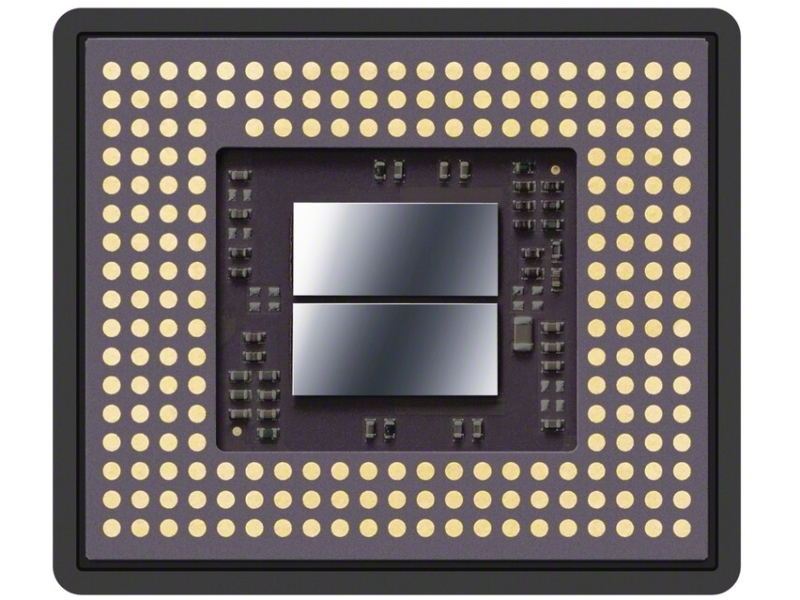 <strong class="">メモリー一体1.0型積層型Exmor RS CMOSセンサーの裏面</strong><br class="">超高速バッファメモリーがデバイスの中央部分に配置されている