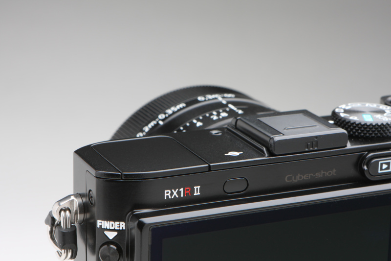 EVFのポップアップは左側面にあるFINDERスイッチで行う。ポップアップするとアイピースが後方にわずかに飛び出してくる。EVFの収納は上からボディに押し込むように行うが、飛び出していたアイピースも同時に引っ込む。