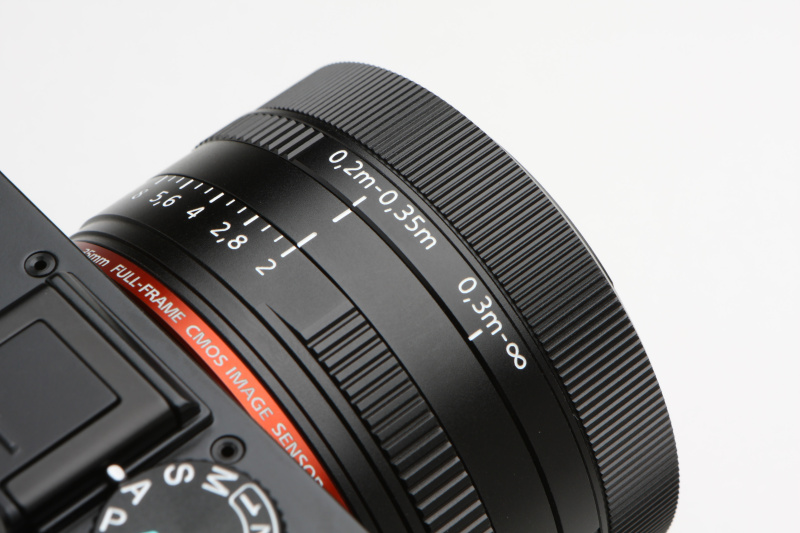 マクロ切り換えリングの操作で最短撮影距離0.2mを実現するのも従来通り。フルサイズ用の焦点距離35mmレンズの場合、最短撮影距離は0.35m前後とするものがほとんどなので、この機能はありがたい。