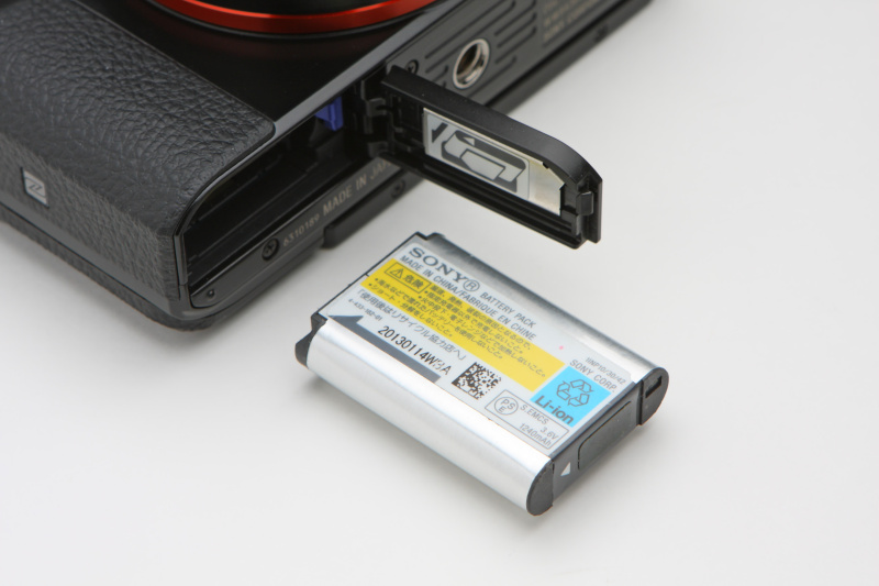 バッテリーも従来と同じNP-BX1を使用。カメラに対し小ぶりに感じられるが、意外に持ちはよく、液晶モニター使用時は約220枚（CIPA準拠）の静止画撮影を可能としている。