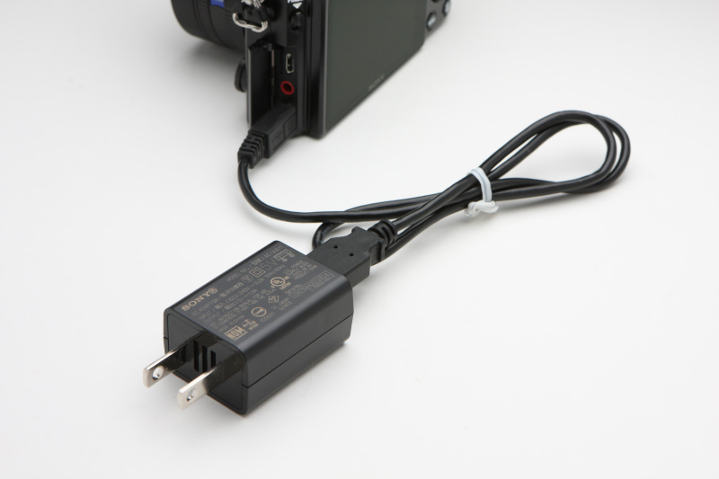 USB充電に対応しているため、USBケーブルとUSB-ACアダプターが同梱される。単体のバッテリーチャージャーも同梱されるとなお嬉しいのだが。