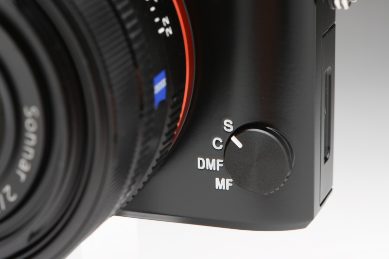 AFモードダイヤルには新たにC（AF-C：コンティニュアスAF）モードが備わった。筆者個人としては、このダイヤルが不用意に動かないようにロック機能が欲しく思える。