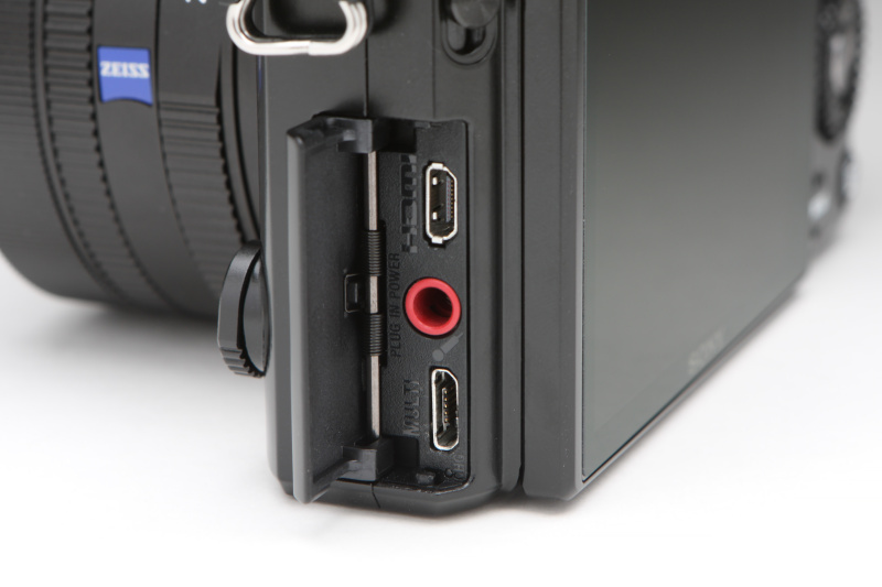 インターフェースは上よりHDMIマイクロ端子、マイク端子、マルチ/マイクロUSB端子となる。また、マルチ/マイクロUSB端子の下には、写真では見にくいが、充電ランプが備わる。