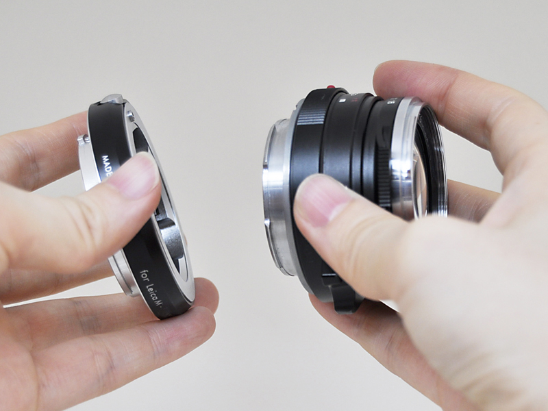 利用する際は、レンズに「MOUNT ADAPTER M-FUJI X」を取付けてからボディに装着する