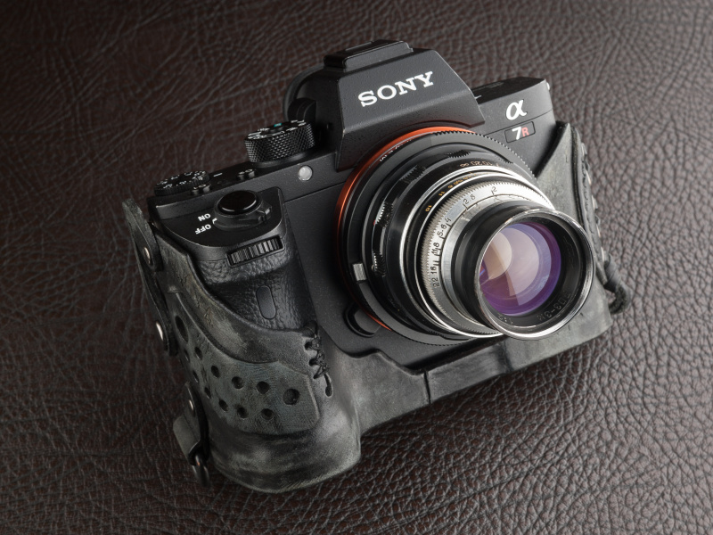 リコイルのバトルダメージは税込4万4,280円。α7 II用だが、α7R IIにも装着できる