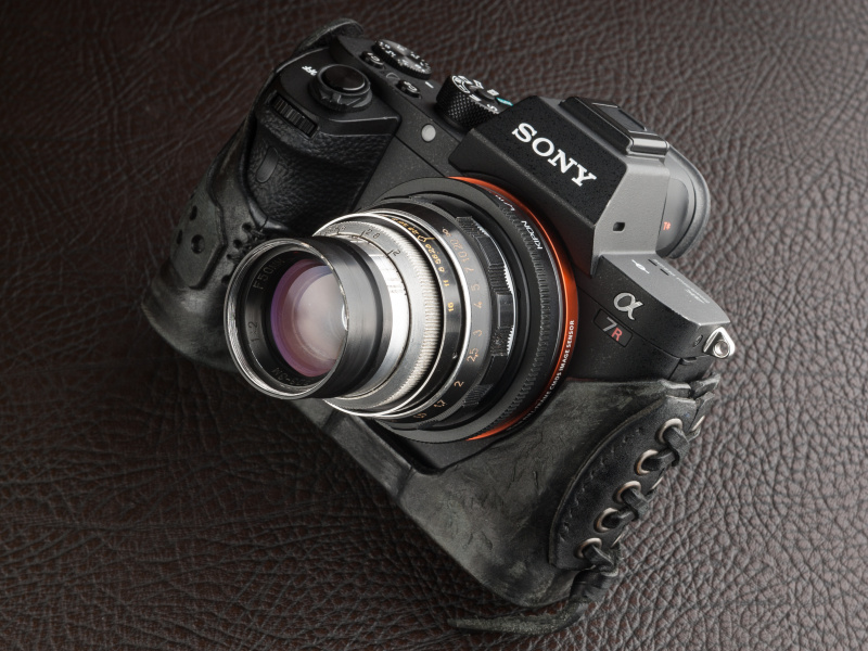 側面にレースアップがあしらってある。こうしたギミックはリコイルが得意とするところだ