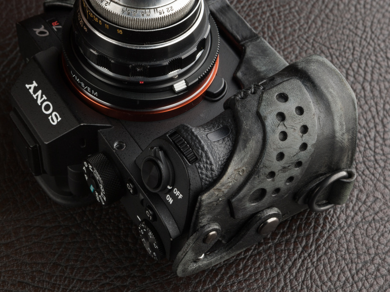 グリップ部分に寄ると、その強烈なダメージ加工の様子が伝わってくる