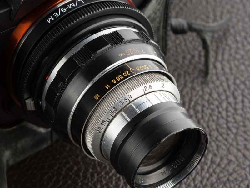 鏡胴に後から被写界深度目盛を彫り込んでいる。手作り感あふれる改造レンズだ