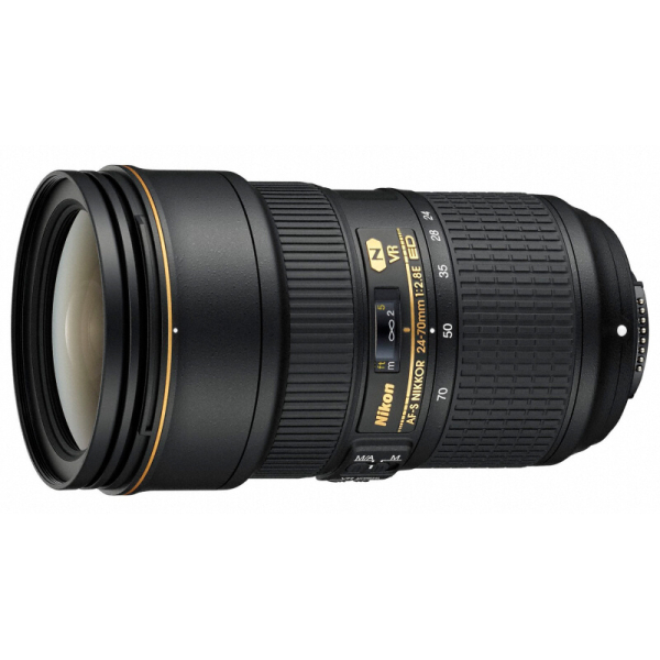 <strong class="">【ニコンAF-S NIKKOR 24-70mm f/2.8E ED VR】</strong><br class="">強力な手ブレ補正機構が付いている。ネコを撮るときの基本はネコ目線で地面に寝そべったり、屈み込んだりすること。そんな不自然な格好でも手ブレがしないから気楽にシャッターが切れる（実勢価格：27万9,000円前後）