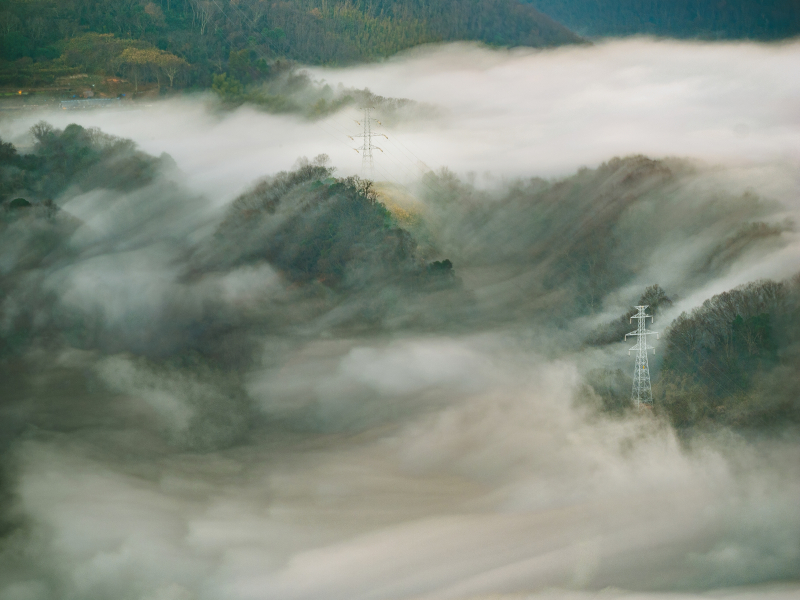 岡山県の高倉山から望む雲海。雲海が強風にあおられ、まるで生き物のようにうねりながら山の表面をはっていた。ライブコンポジットで1/2秒を120枚分の60秒間撮影して雲海の動きを表現した<br class="">OLYMPUS OM-D E-M1／M.ZUIKO DIGITAL ED 40-150mm F2.8 PRO／87mm（174mm相当）／マニュアル露出（F14、1/2秒）／ISO 100／WB：晴天