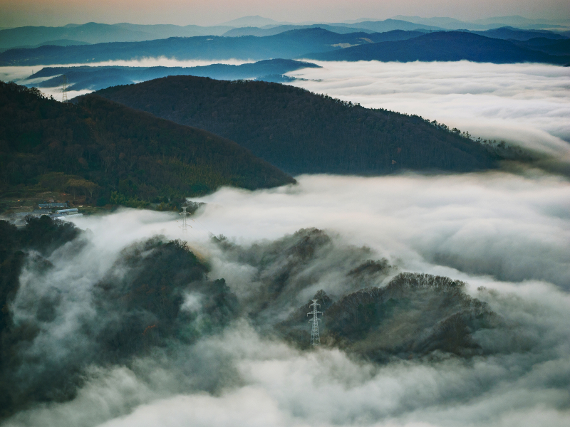 <strong class="">【雲海はアップにしないと迫力が出ない】</strong><br class="">雲海の広がりを出そうと約100mmの焦点距離で撮影。山や地形の光景は伝わるが、風にあおられた雲海の迫力は伝わりにくい
