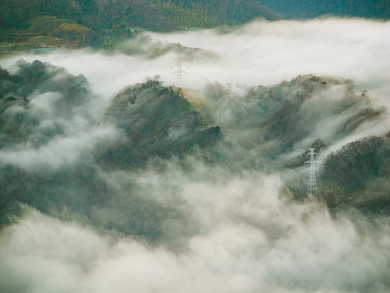 <strong class="">【絞らないと雲のうねりが感じられない】</strong><br class="">絞り込まずに撮影（F5.6、1/15秒）すると雲海の流れが止まってしまい、撮影時に感じた風の強さや雲海のうねりが感じられない。絞り込んで雲を流すとダイナミックさが出てくる