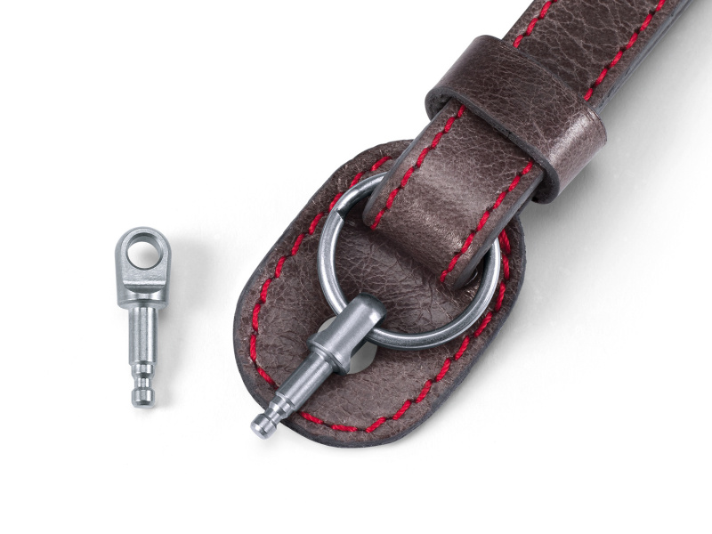 ライカT用レザーキャリングストラップは、リングによるカメラの傷つきを防ぐ保護パッドを備える