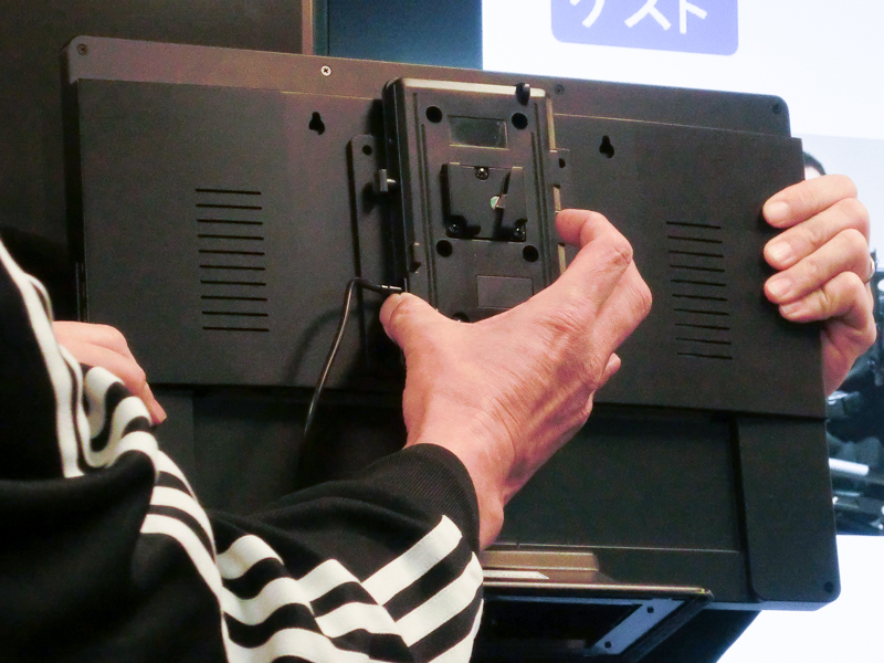 VESA Vマウントプレートを取り付けたところ