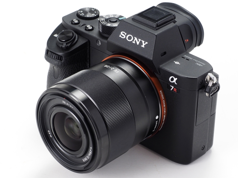 フルサイズミラーレス機であるα7R IIに装着したイメージ。レンズ構成は8群9枚で、高度非球面レンズを含む非球面レンズ3枚、EDガラス2枚を採用する