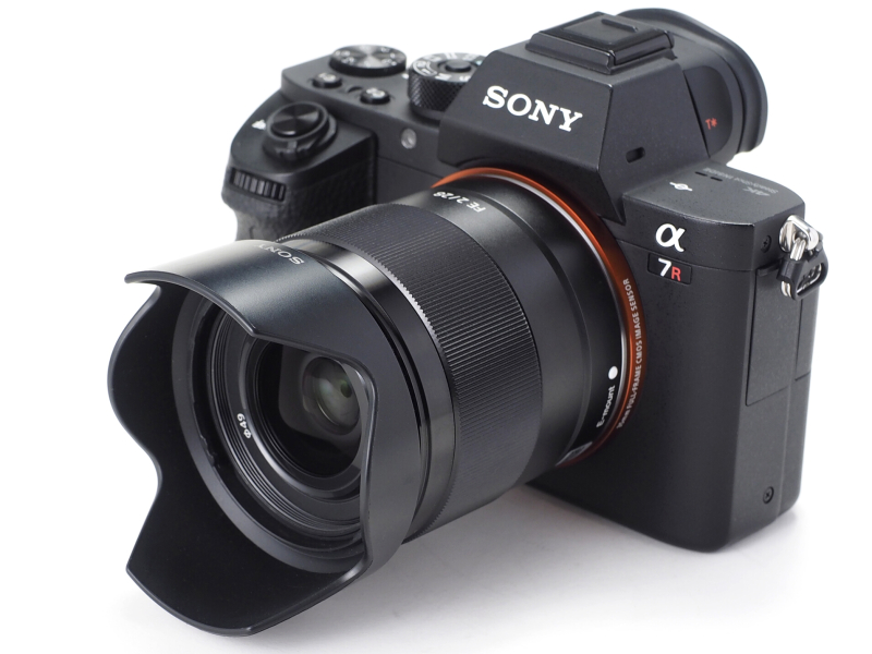 花形のレンズフードが付属する