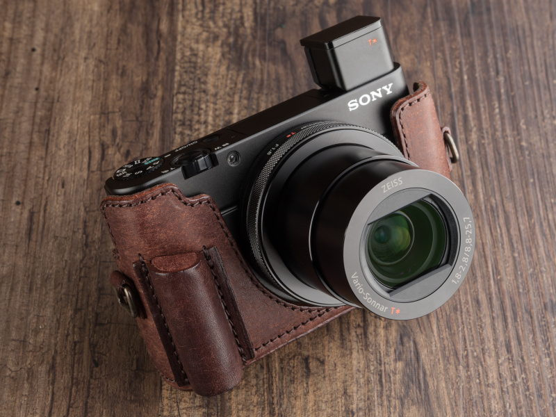 ユリシーズのRX100 IV/RX100 IIIボディスーツは税込1万5,336円。大きなグリップが特徴だ