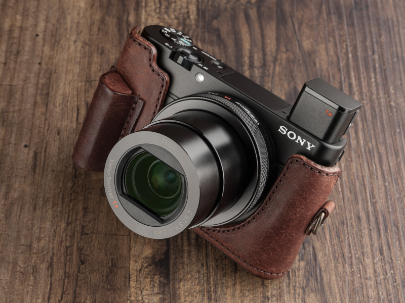 ダメージ加工されたイタリアンレザーのプエブロを使用。同社が得意とするマテリアルだ