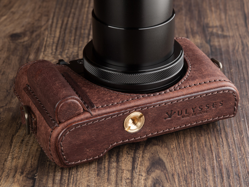 付属の真鍮製ネジで三脚穴に固定する。付属ネジに三脚用のネジ切りがある