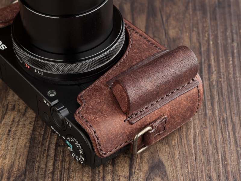 両サイドに角カンを装備しており、ここに市販のストラップが付けられる