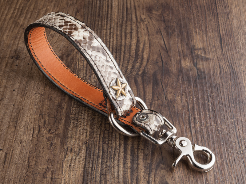 ホールドファストのカメラリーシュは、ナインセレクトにて税込1万3,800円だ