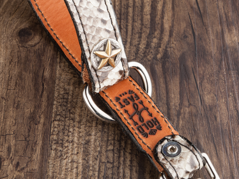 Dリングで輪っかのサイズ調整が可能。シンプルで使いやすい構造のストラップだ