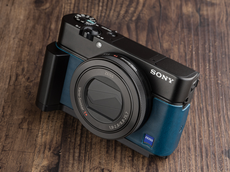 ツァイスのロゴマーク部分をくり抜いてある。レザーのカッティングは正確だ