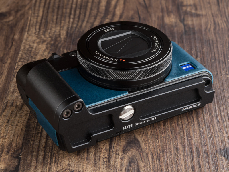 メタルグリップは三脚穴に固定する。バッテリー交換時は取り外す必要がある