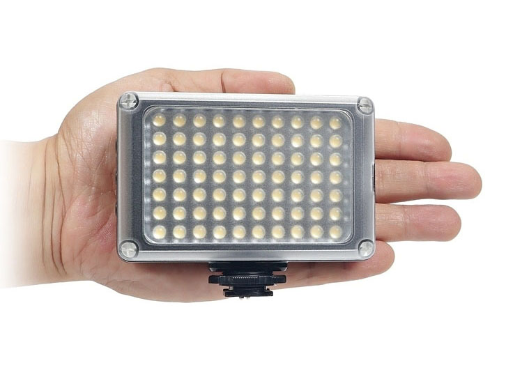 LEDの数は、従来機種の54個から70個へと増量