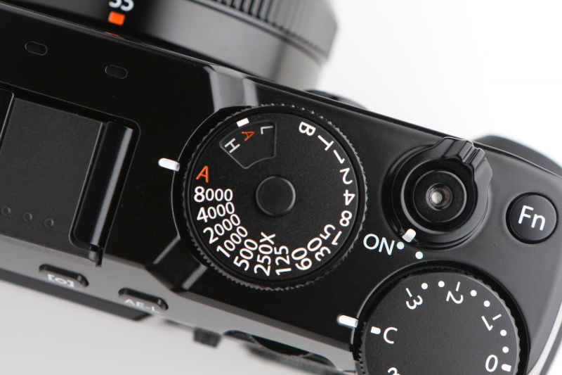 シャッターの最高速は1/8,000秒に。ISO感度の設定は往年のフィルムカメラのようにシャッターダイヤルの外周を引っ張り上げて設定する（写真はISOオートを選択した状態）。ストロボ同調速度は最高1/250秒。