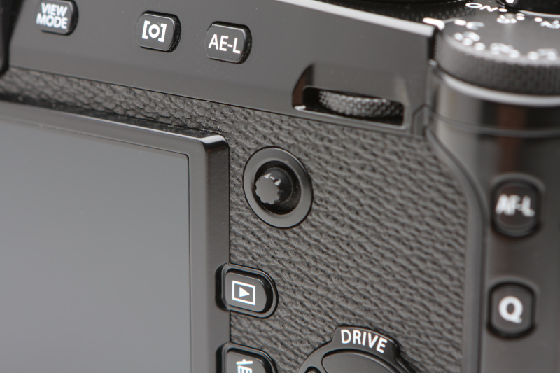 新たに設けられたフォーカスレバー。いわゆるジョイスティックで、AF測距点を直感的に選択することができる。